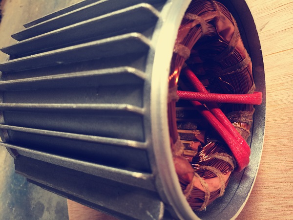 手推式小型攪拌機電機內(nèi)部