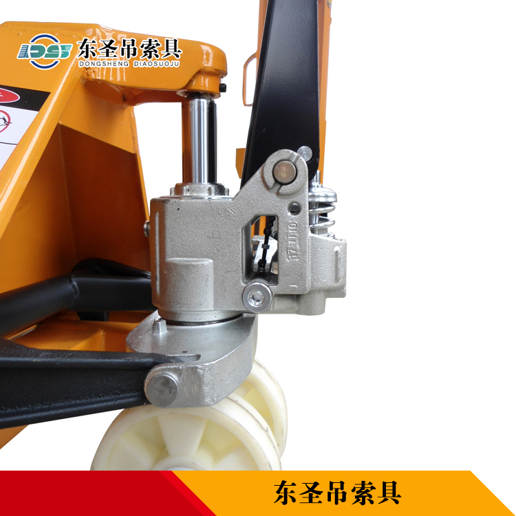 省力型雙層液壓手動叉車產品實拍--河北東圣吊索具制造有限公司