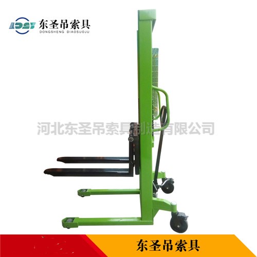 小型手動堆高車新型技術方案提高作業安全