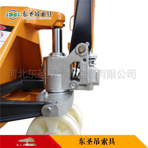 手動(dòng)搬運(yùn)叉車產(chǎn)品液壓缸部分展示--河北東圣吊索具制造有限公司--手動(dòng)叉車|液壓堆高車|小型攪拌機(jī)|石材夾具