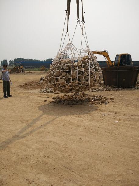 鋼絲繩網兜吊裝多塊不規則石塊--河北東圣吊索具制造有限公司--石材夾具