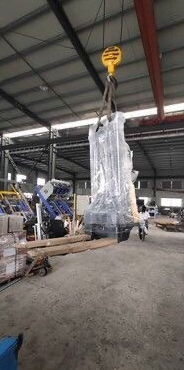 吊裝帶吊運液壓堆高車作業現場--河北東圣吊索具制造有限公司